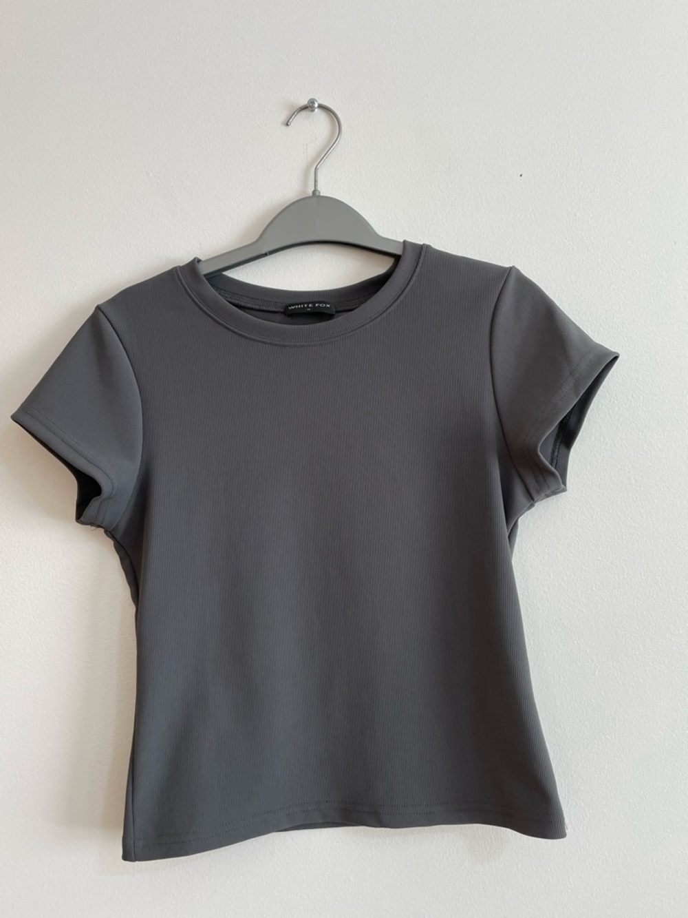 White Fox Grey Crew Neck Ribbed Tee Crop Top. Size M